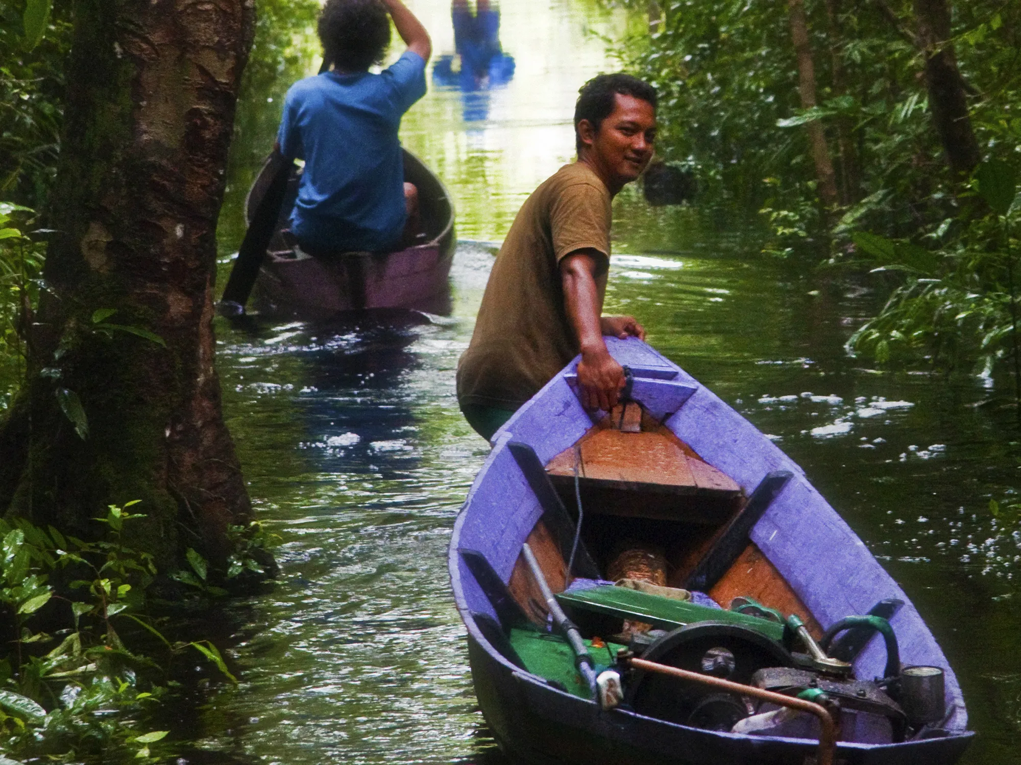 Perahu wisata di sungai Tanjung Puting dikelilingi hutan tropis sebagai kelas ekologi alam terbuka