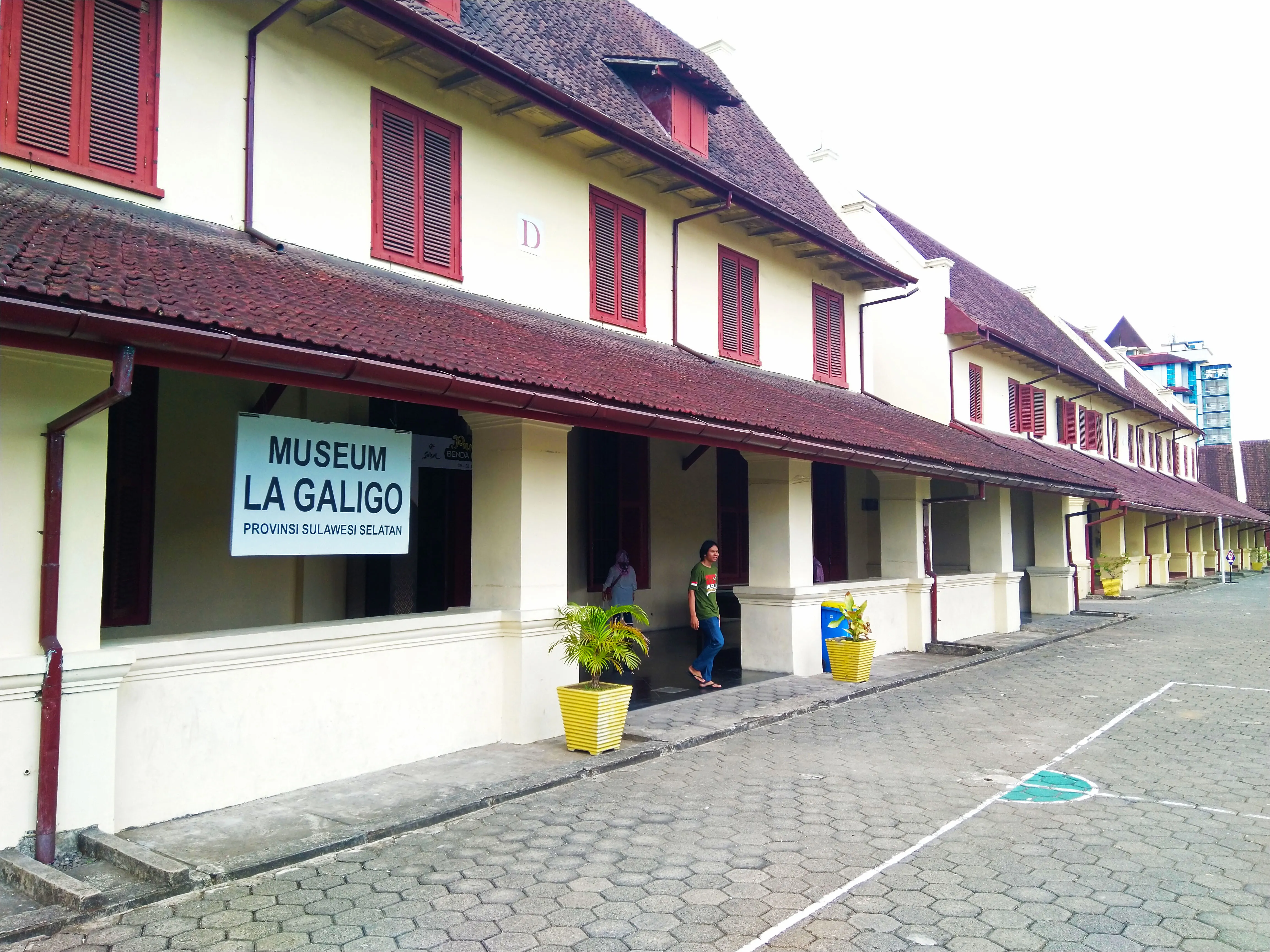 Tampak depan Museum La Galigo di Benteng Rotterdam Makassar dengan papan nama dan bangunan kolonial