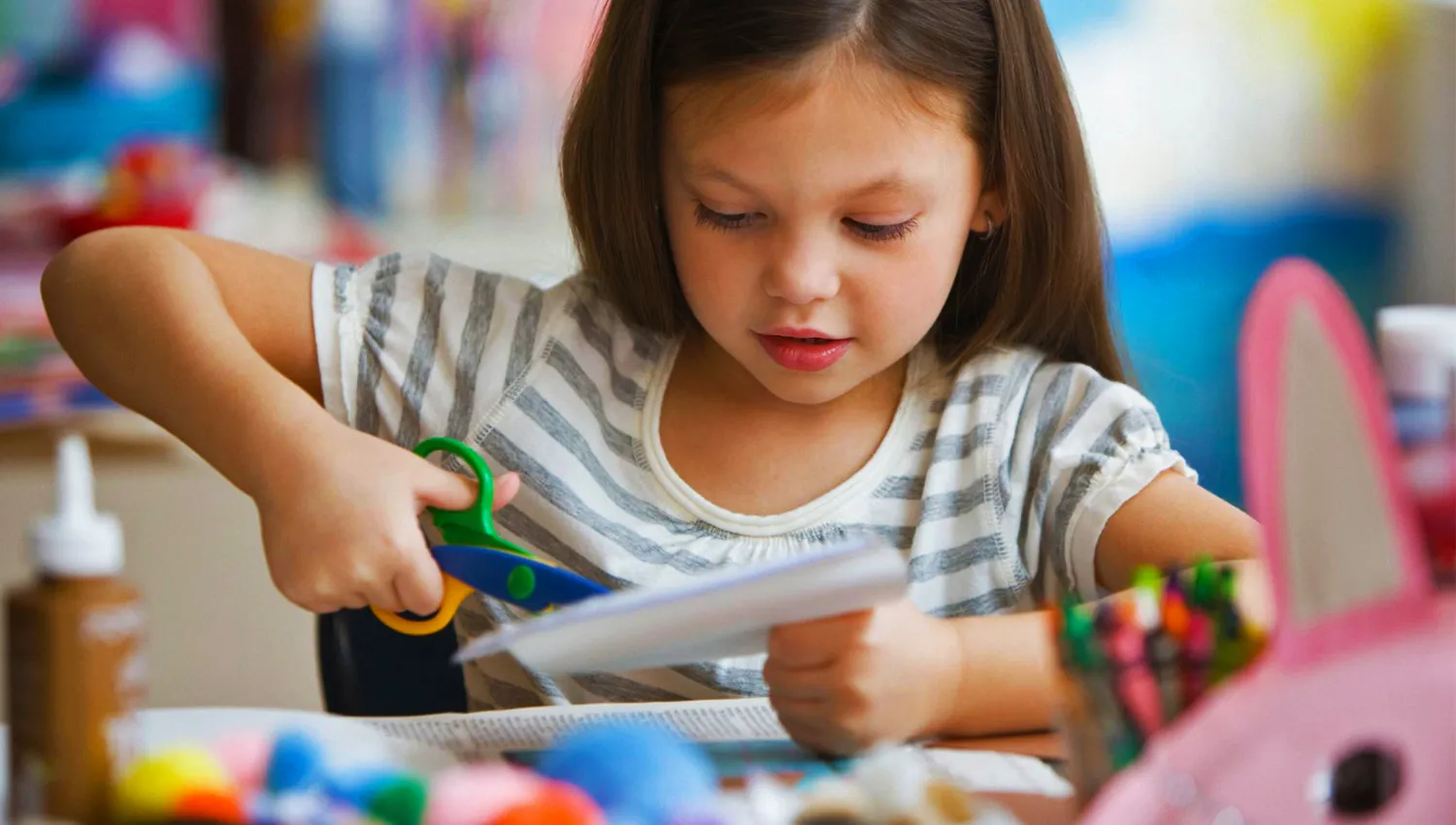 Anak anak membuat kerajinan tangan bersama di rumah