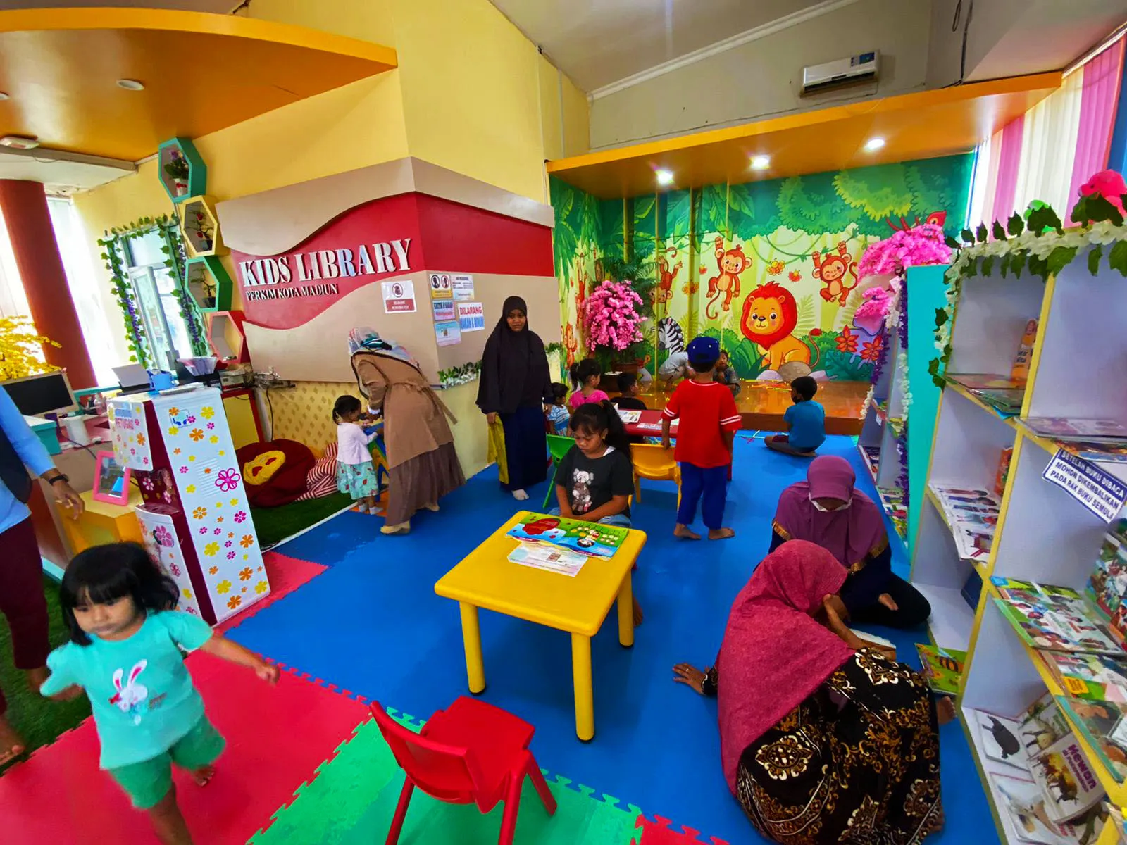 03 Anak dan orang tua mengamati display di museum disperkim madiunkota go id