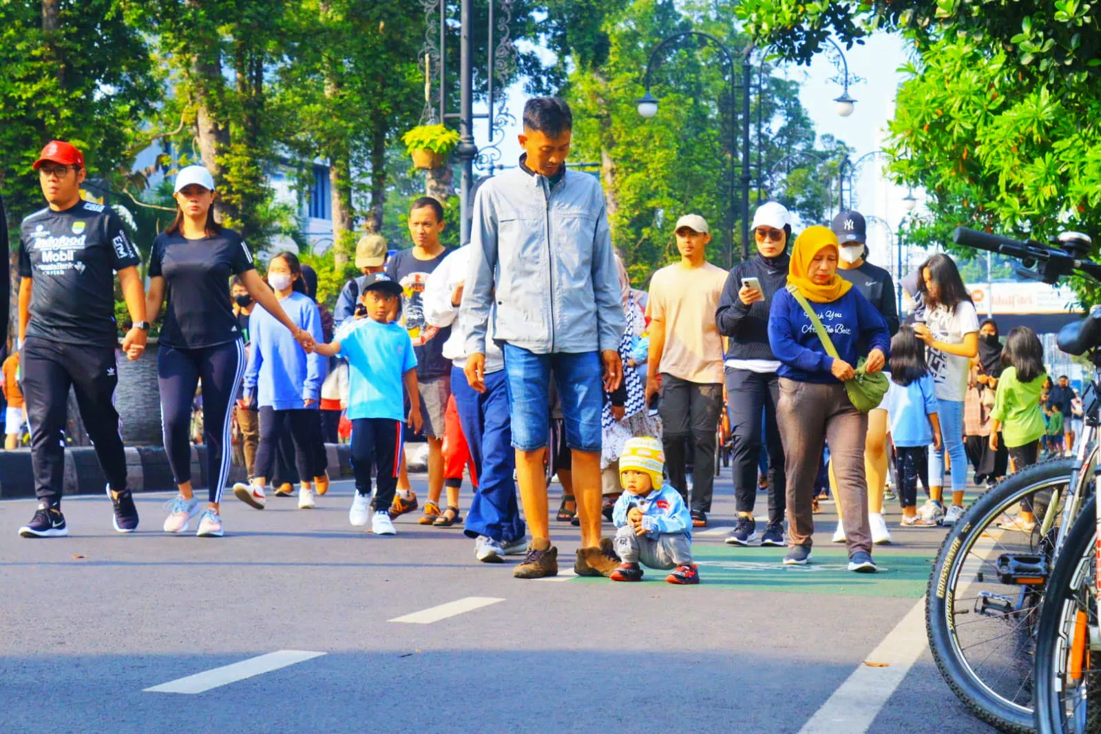 Suasana car free day dengan keluarga berjalan dan bersepeda jurnalposmedia com