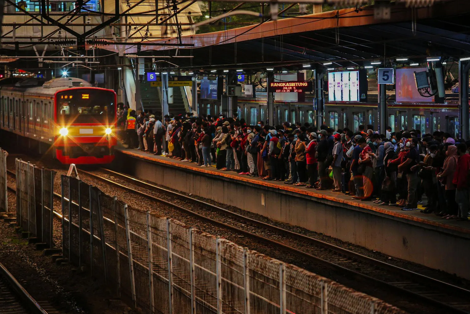 KRL Commuterline berhenti di peron stasiun Jakarta