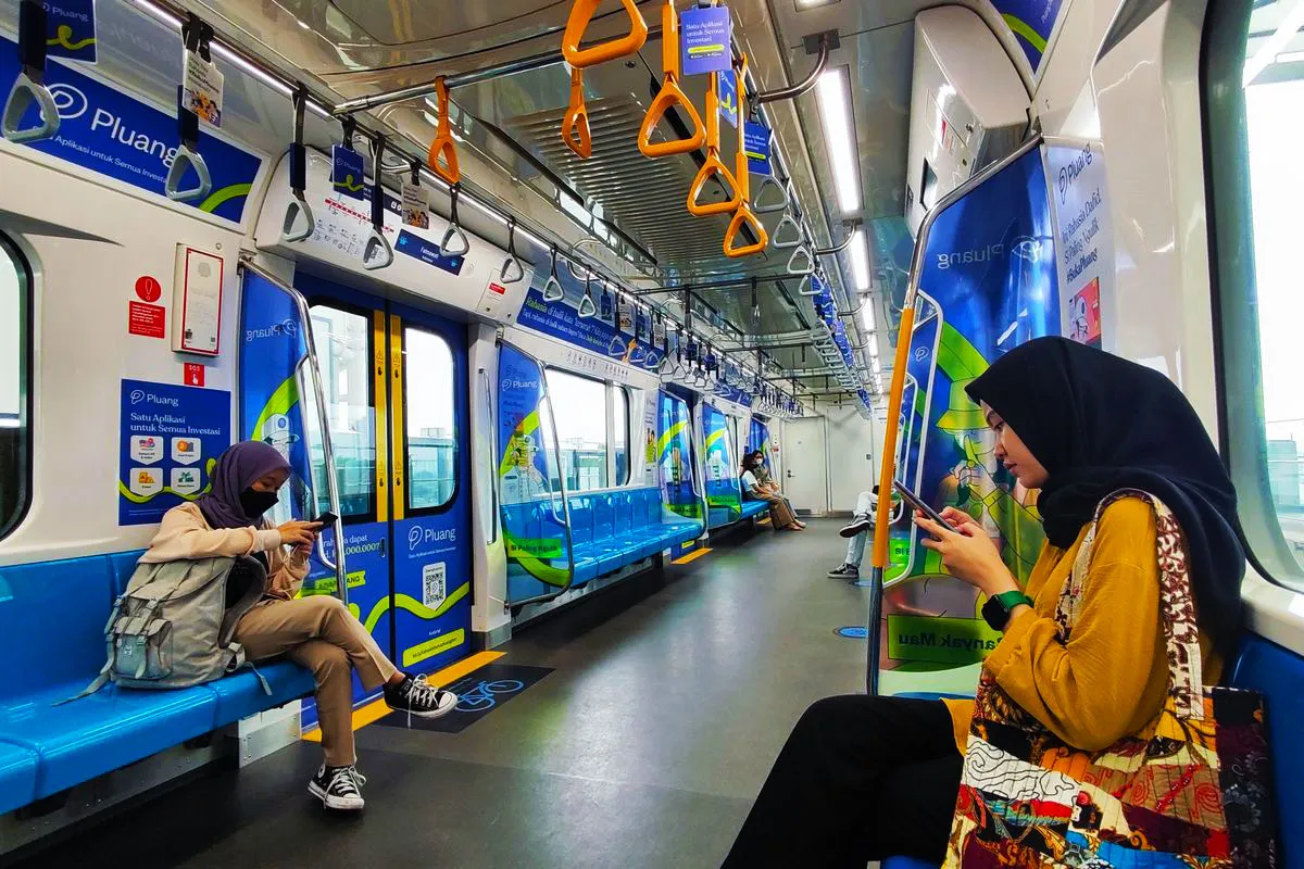 Suasana interior KRL Commuterline di Jakarta