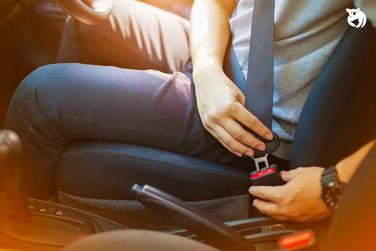 angan memasang sabuk pengaman tiga titik di kursi mobil. Sumber: qoala app
