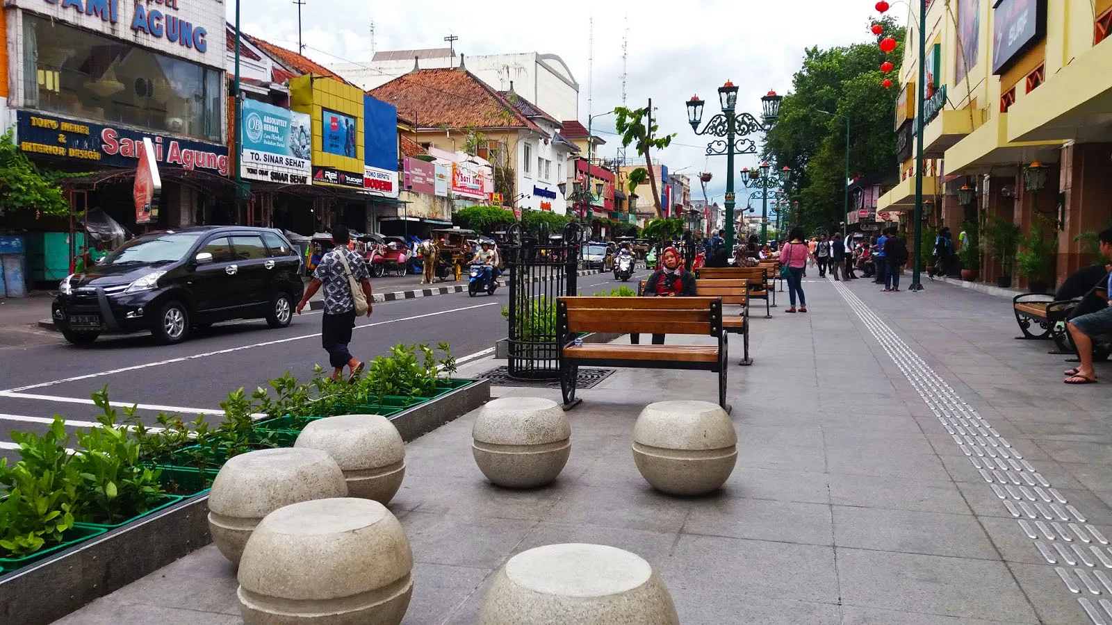 03 Pejalan kaki menyeberang di jalur khusus menuju kawasan wisata mediacerita com