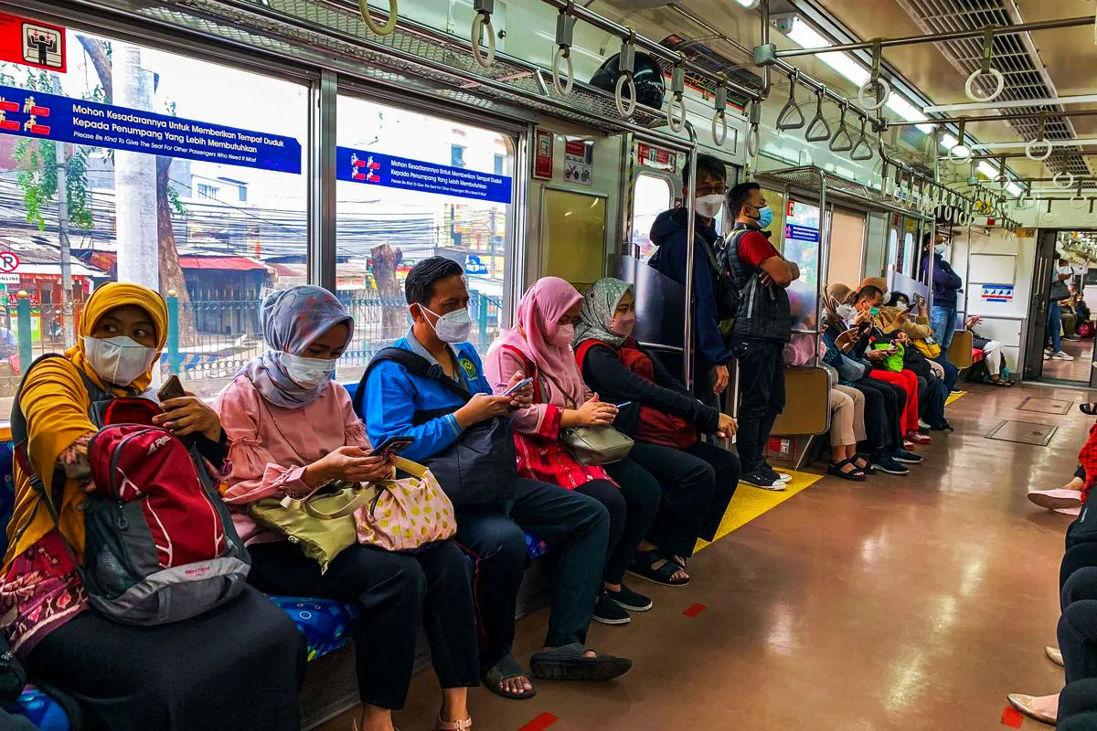 04 Penumpang KRL duduk dan berdiri tertib di dalam gerbong kompas com
