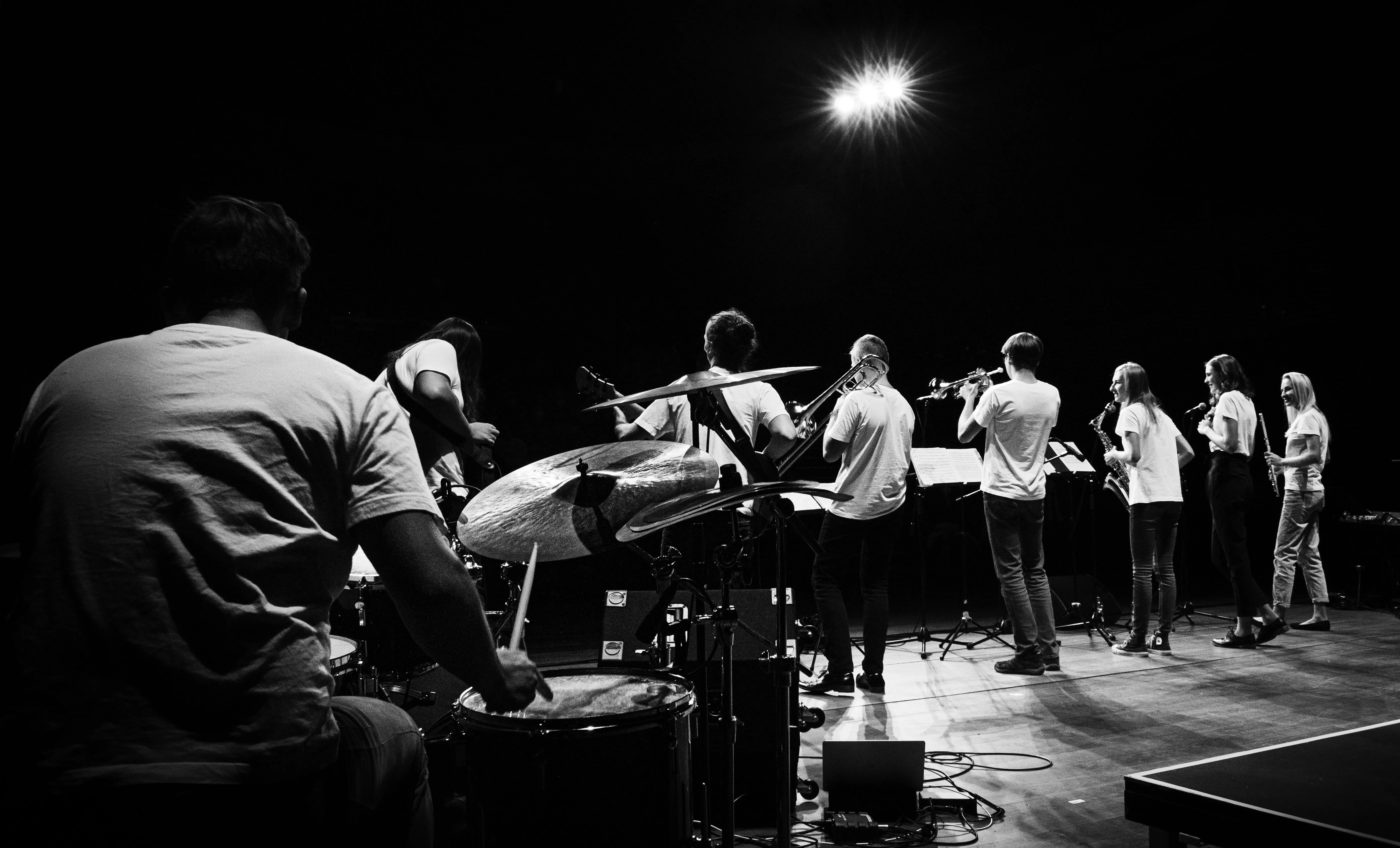 02 Band jazz funk tampil di panggung