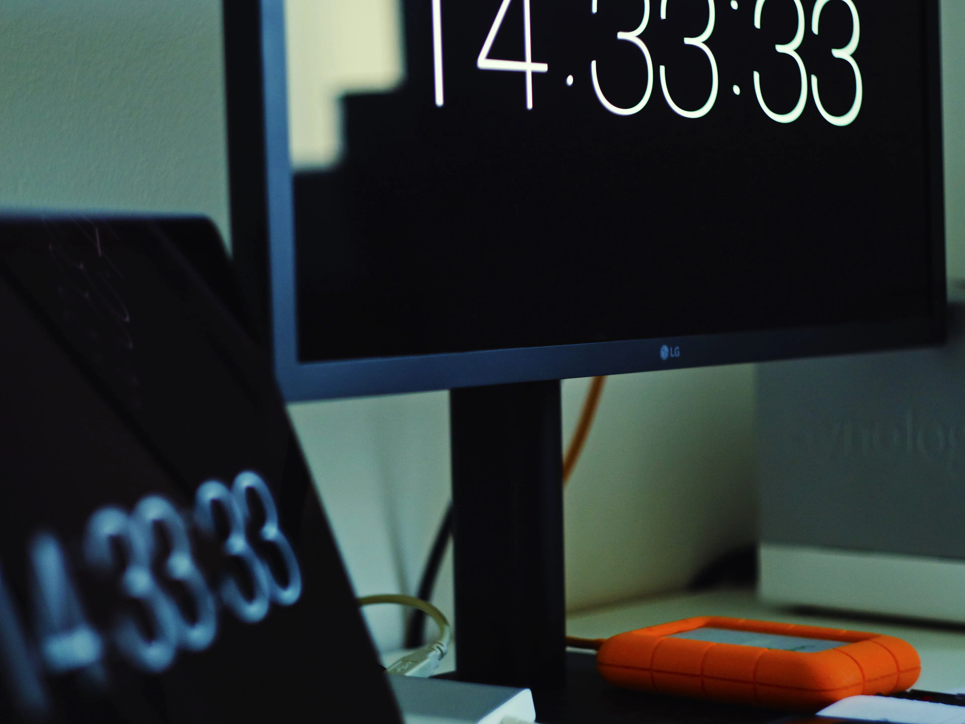 meja kantor dan laptop