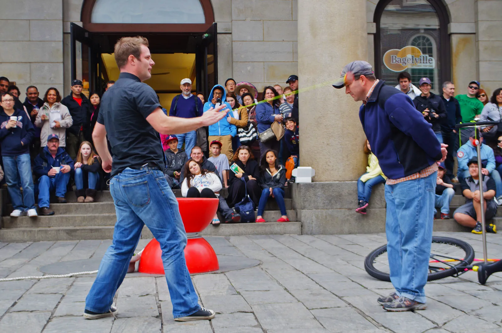 Kerumunan wisatawan menonton aksi street performer