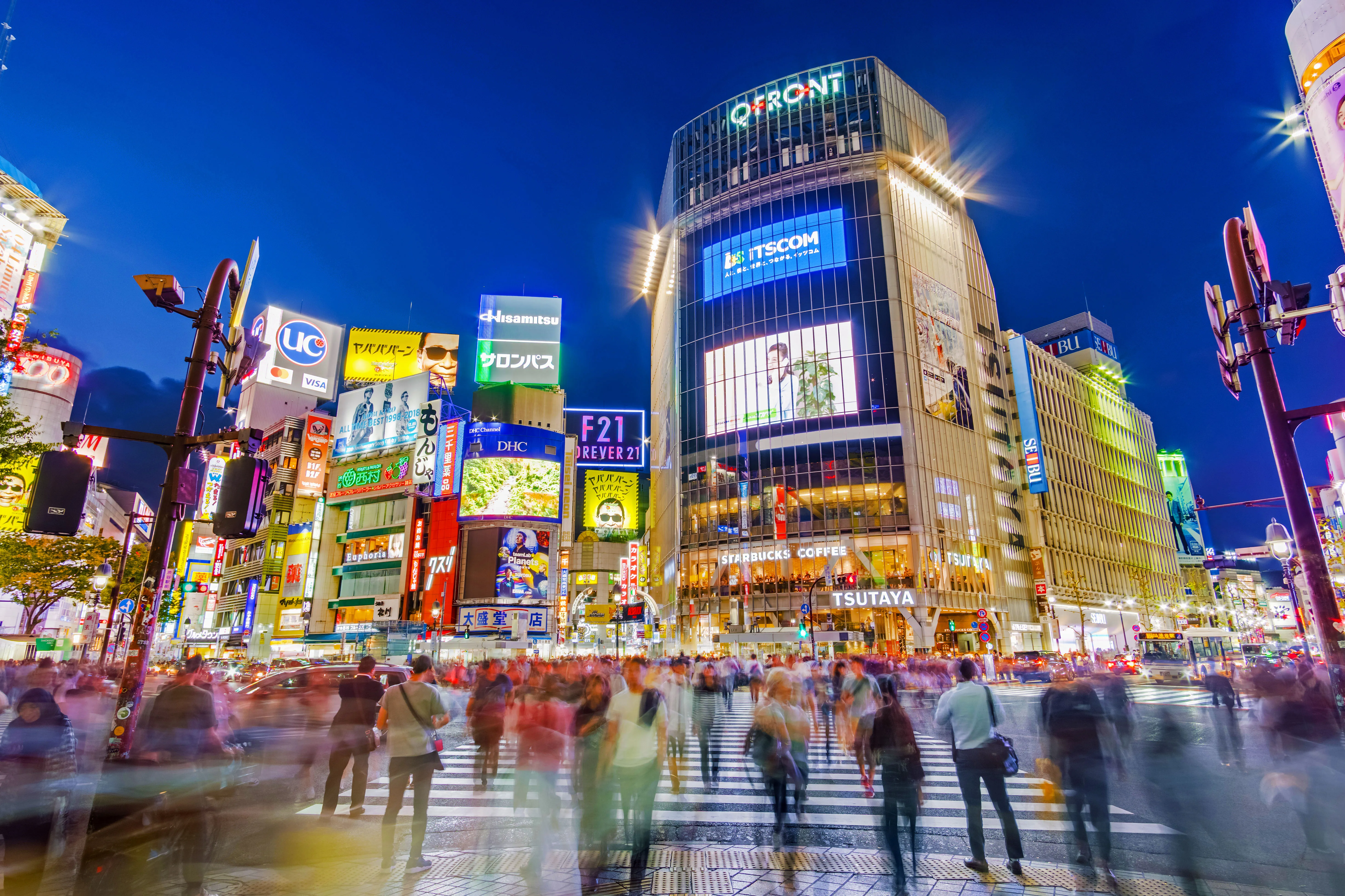 Keramaian Shibuya Scramble Crossing di malam hari