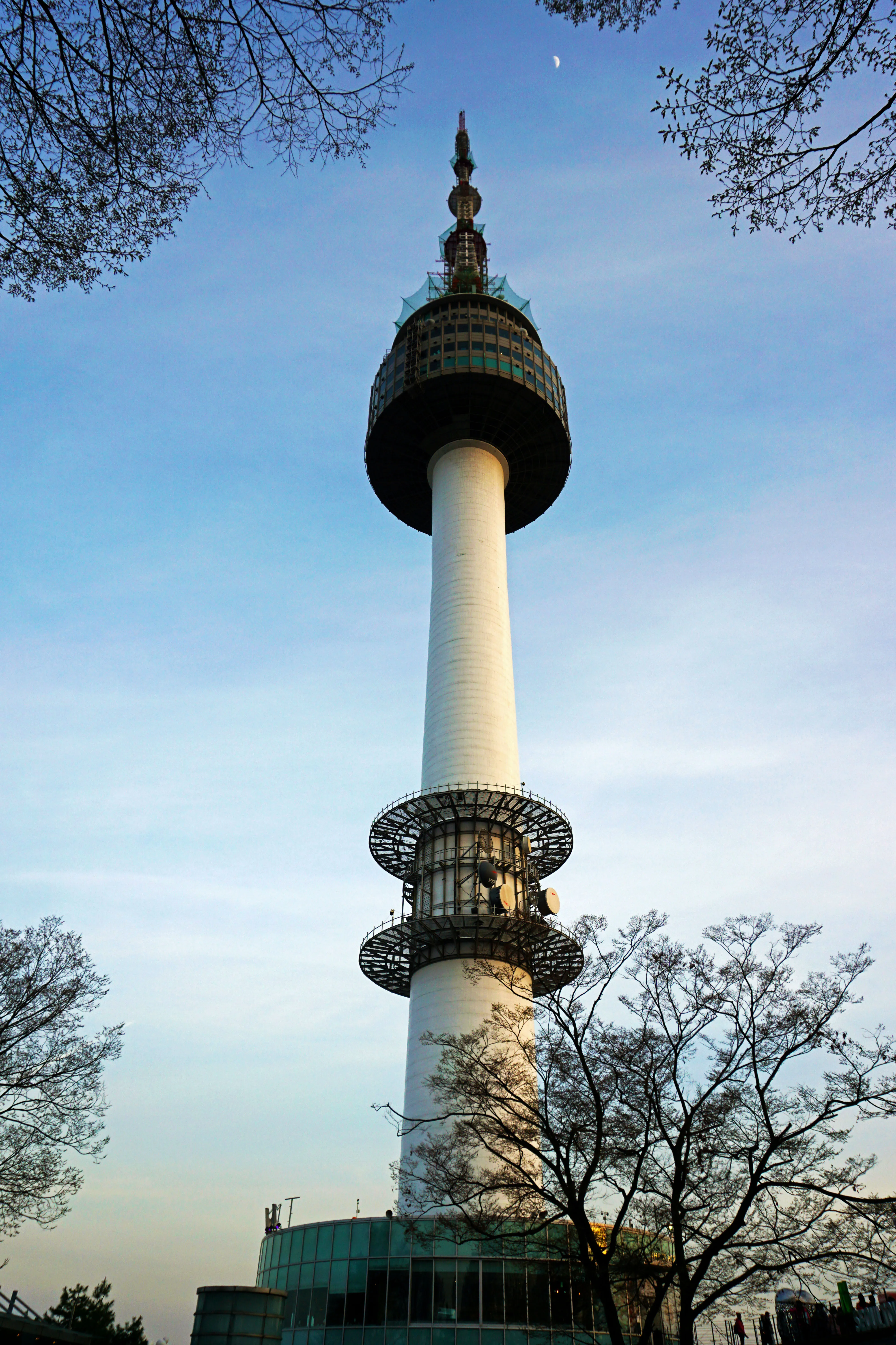 N Seoul Tower menyala di malam hari di atas Bukit Namsan