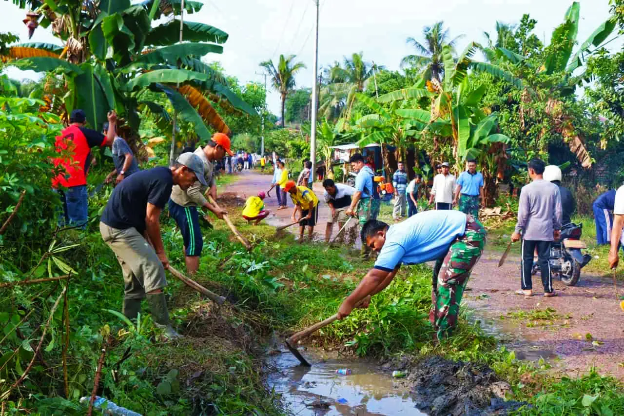 Warga mengangkat sampah dari selokan depan rumah sumber perumperindo co id