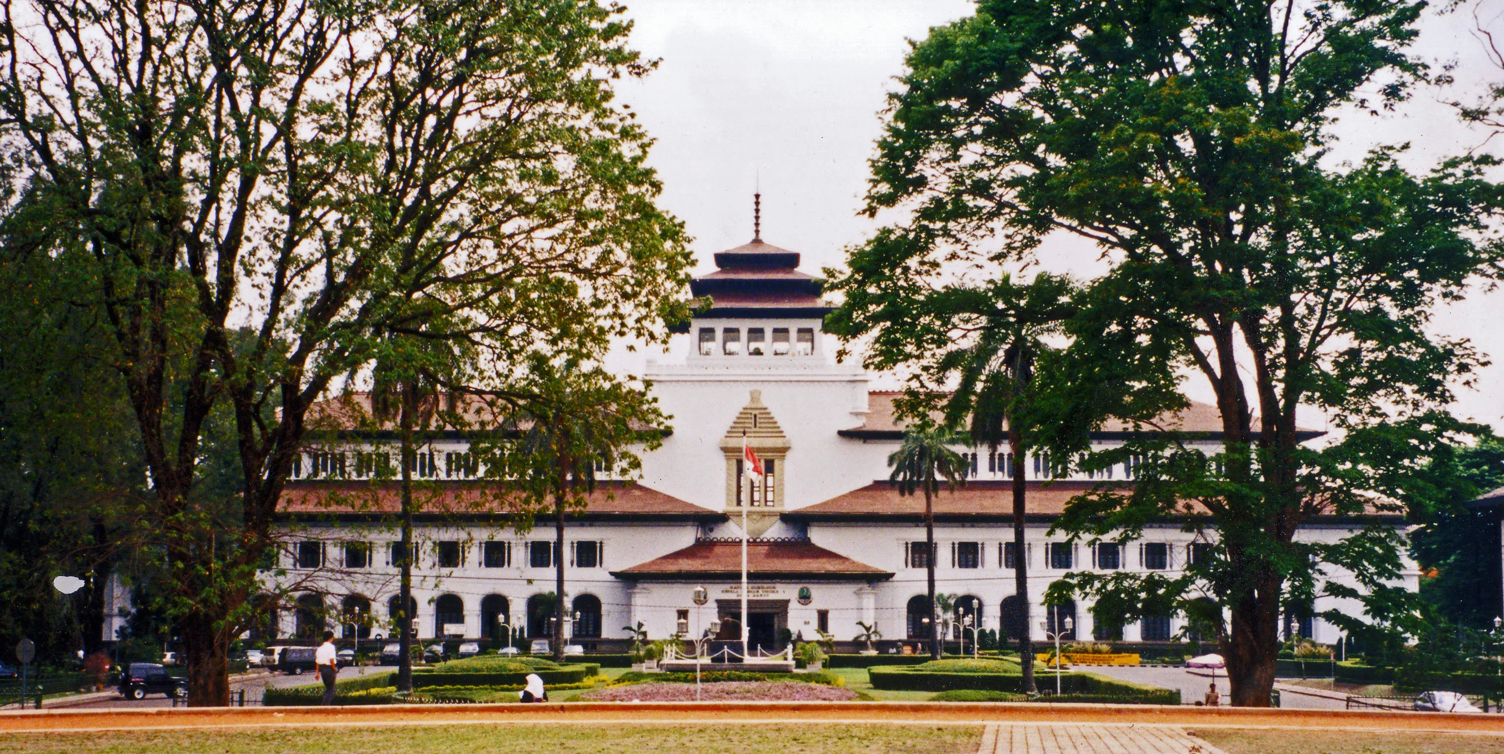 Gedung Sate Bandung dikelilingi pepohonan rindang