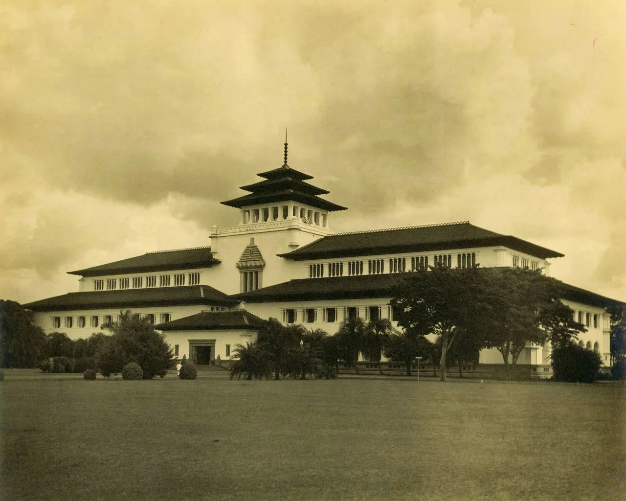 Foto lama Gedung Sate pada masa Hindia Belanda