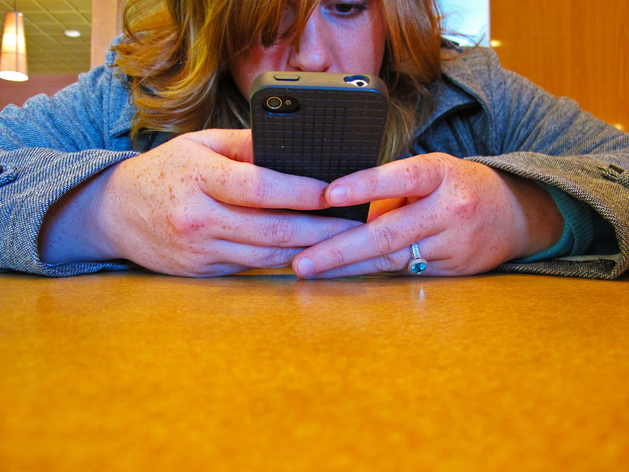 Seseorang fokus menatap ponsel dekat sekali