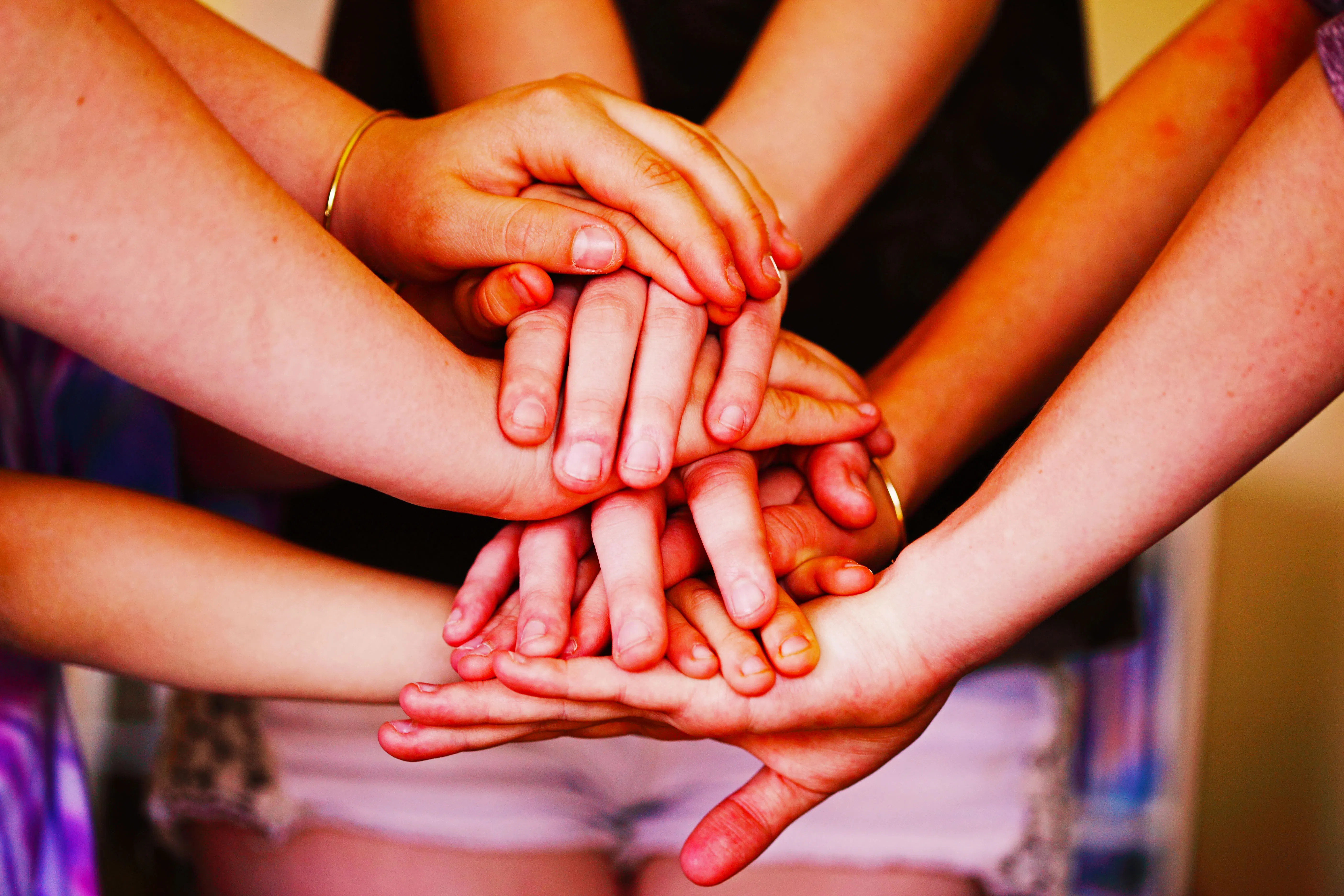 Tumpukan tangan sebagai simbol dukungan bersama