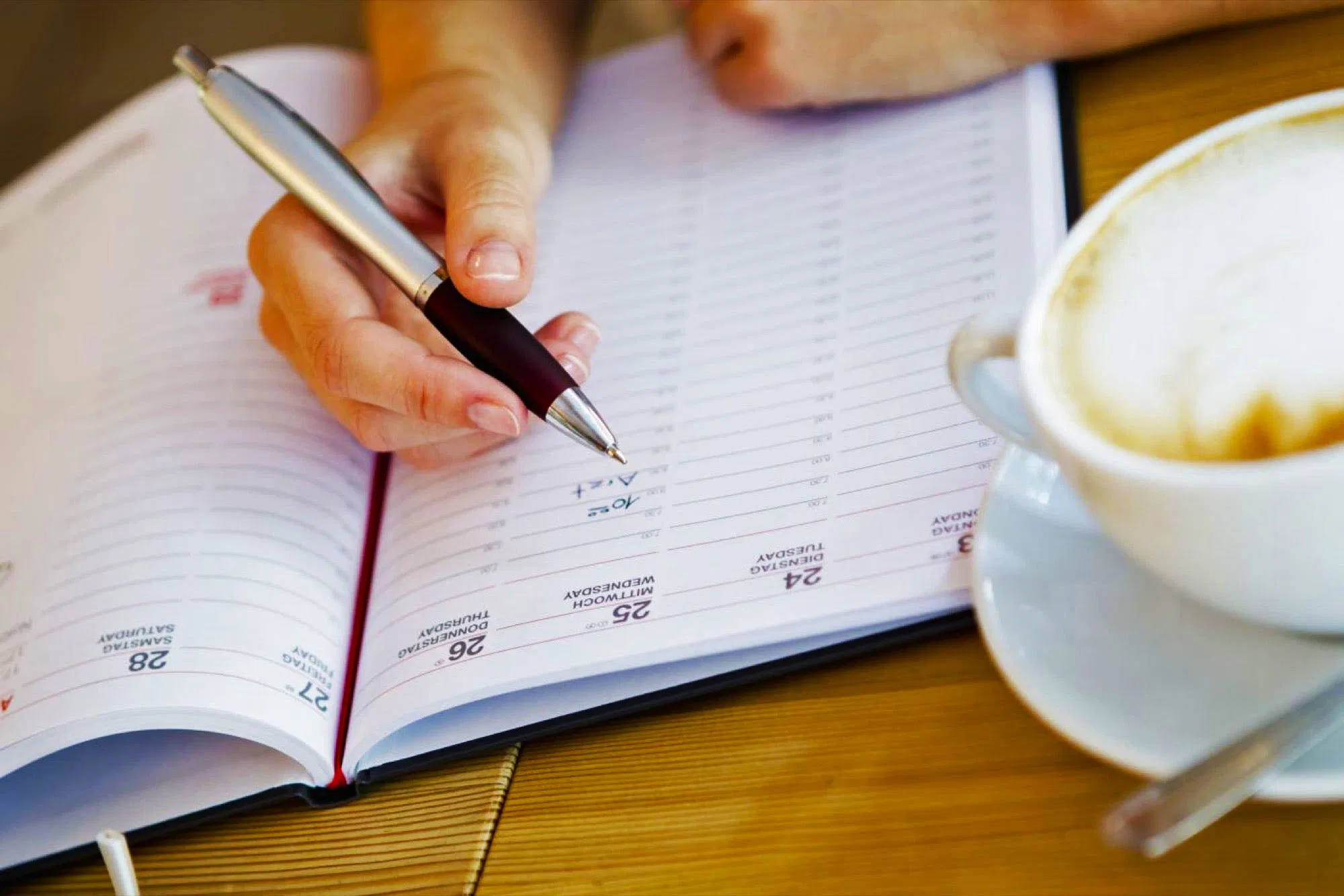 pria menulis di diari