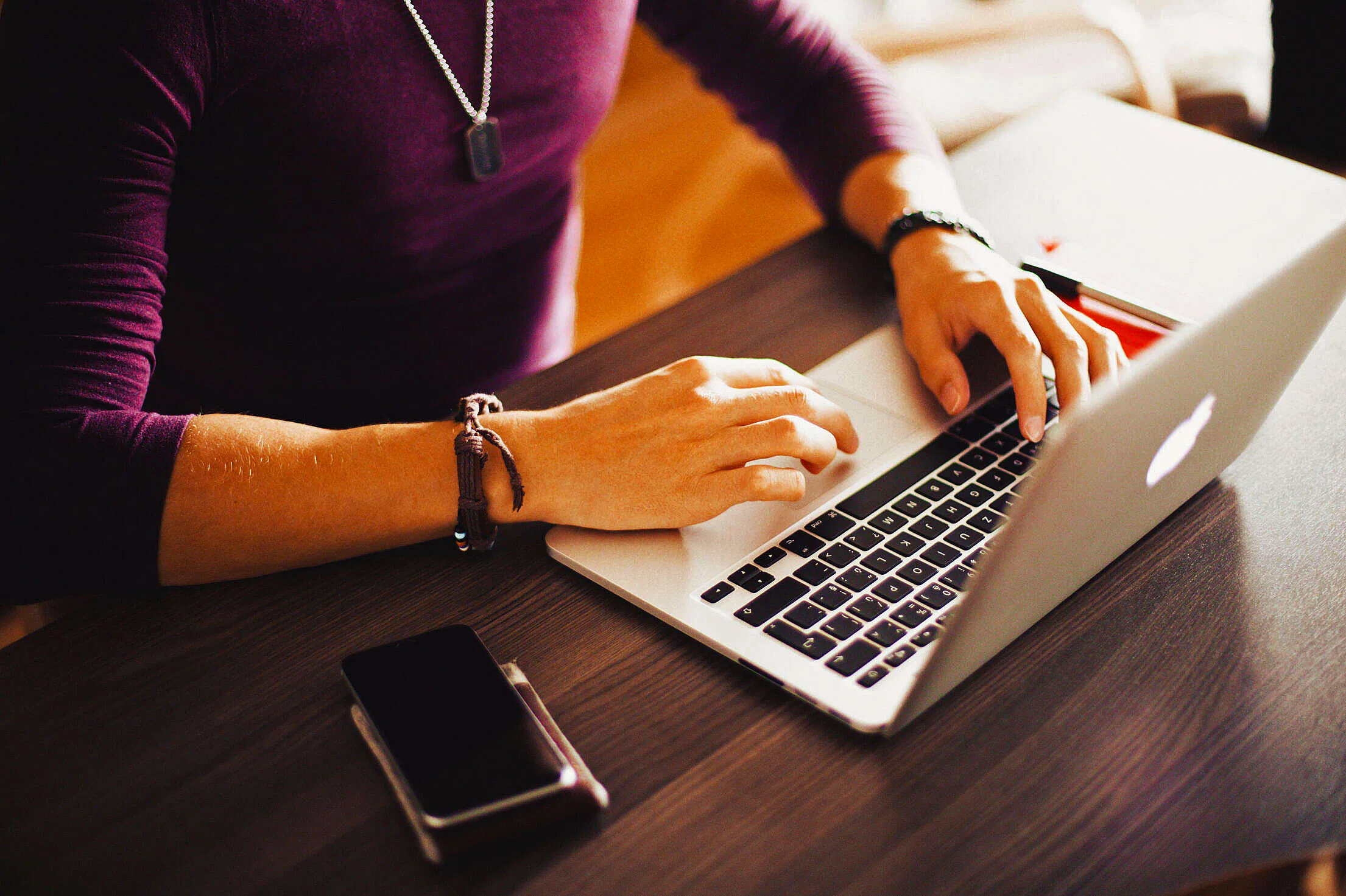 pria bekerja di depan laptop