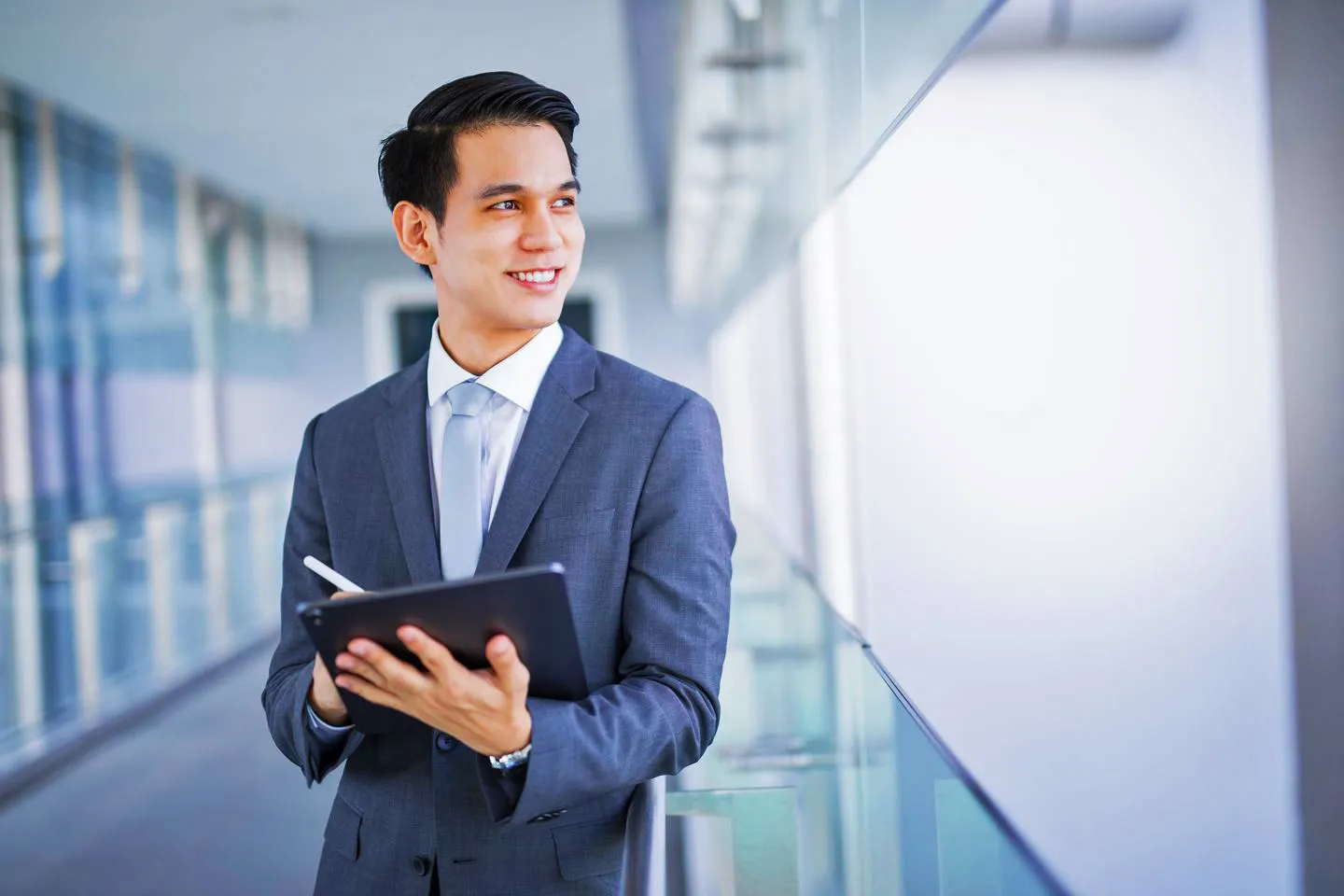 pria di tempat kerja