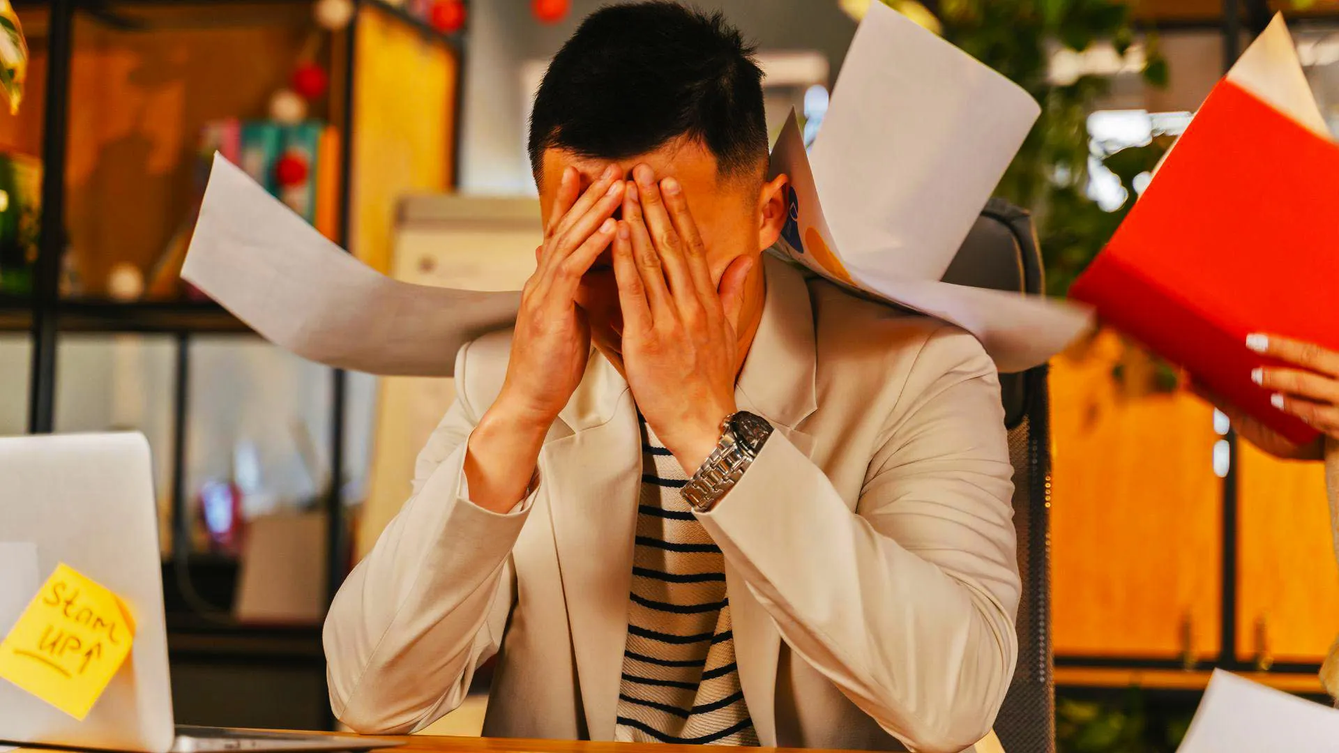 ilustrasi pekerja pria yang stres karena pekerjaan