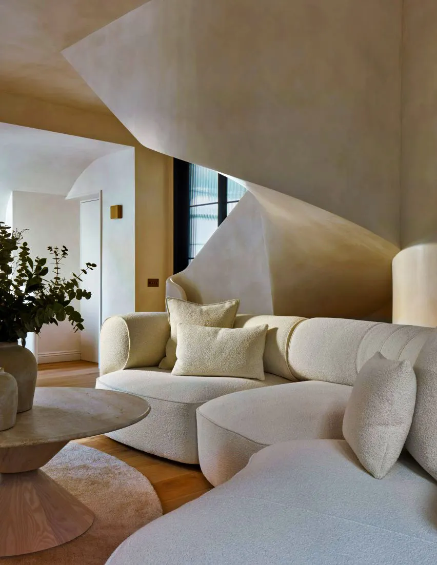 michaelis biyd flat iron house dezeen 2364 col 20 852x1102