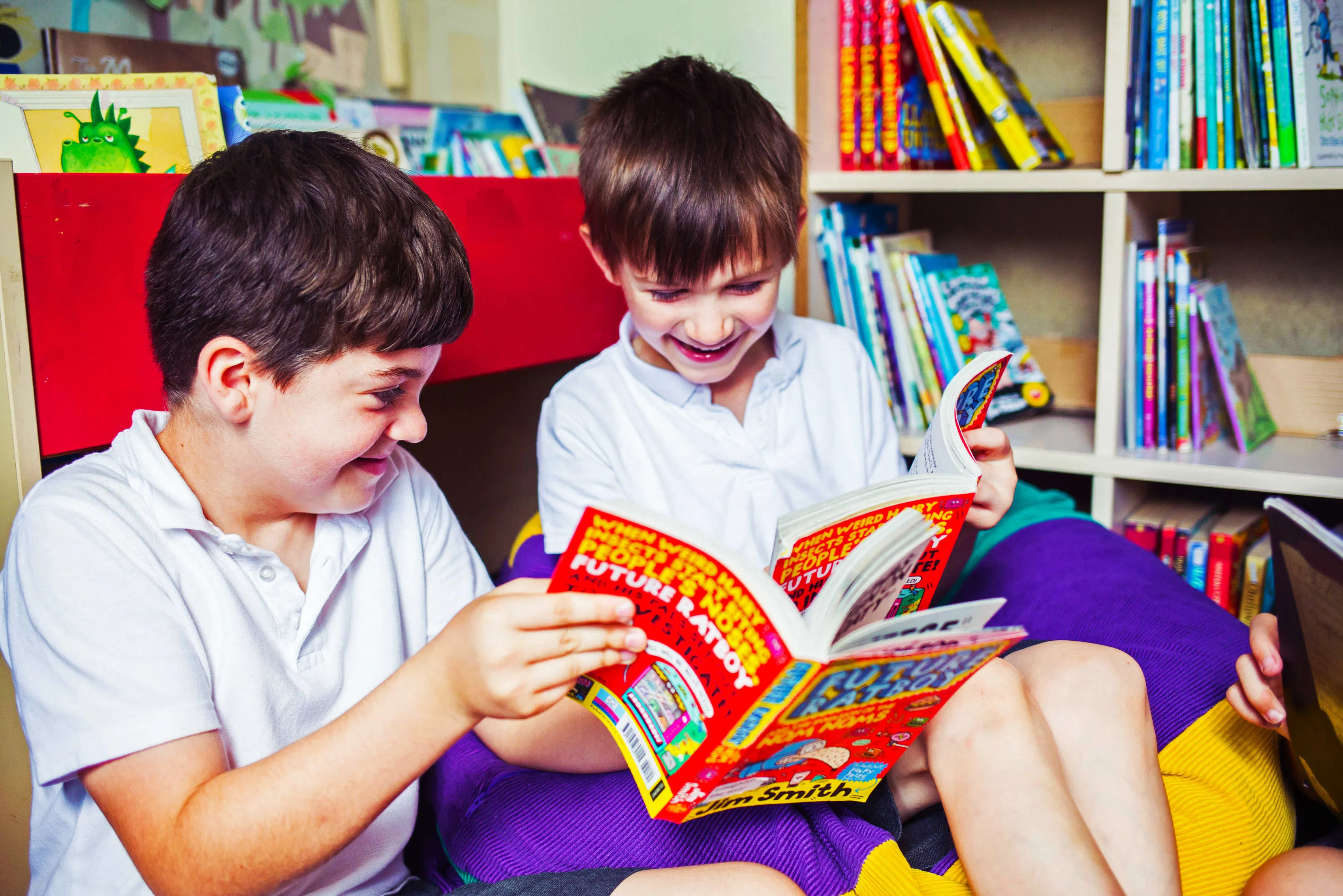 ilustrasi anak anak membaca buku bersama