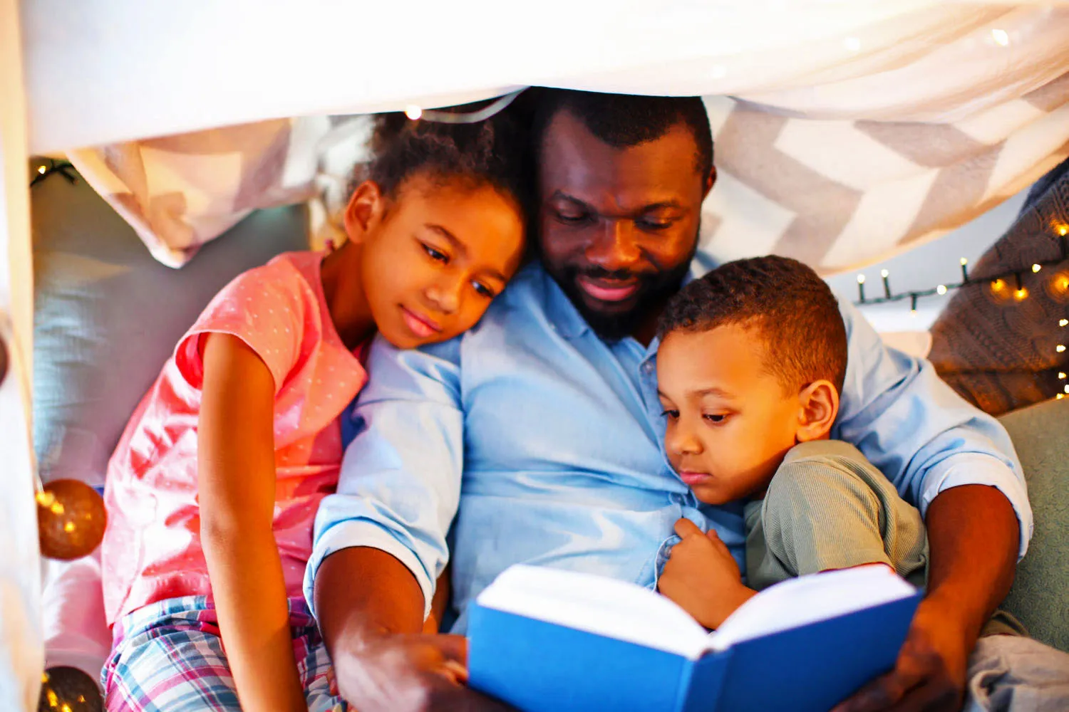 ilustrasi orangtua membacakan buku untuk anak anaknya