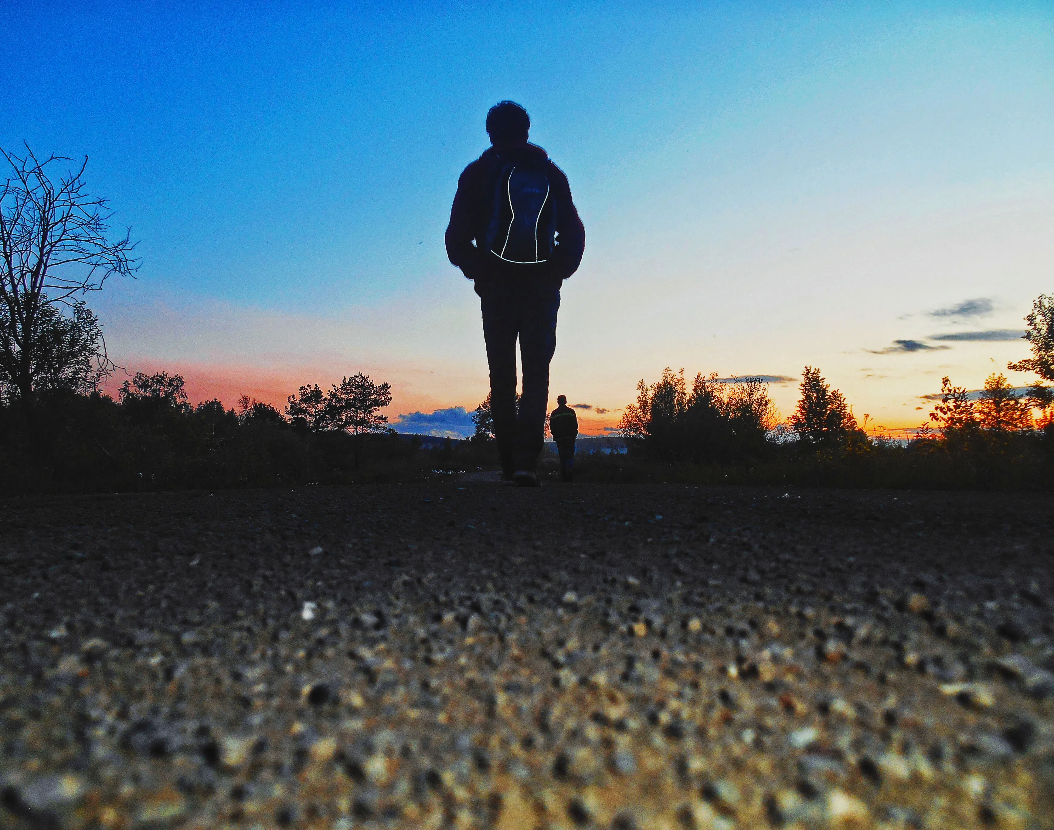 ilustrasi orang berjalan di bawah sinar matahari