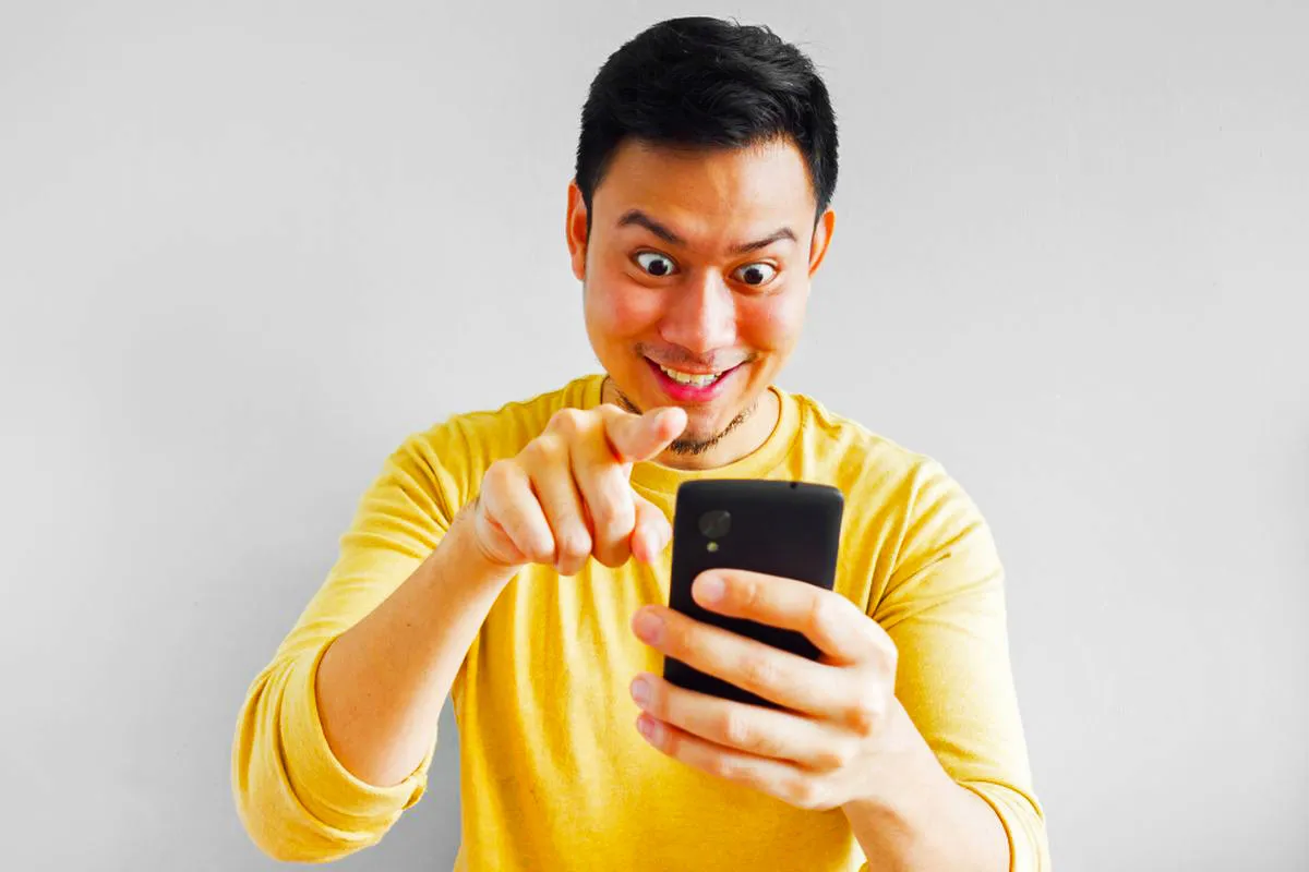 ilustrasi pria kecanduan hape