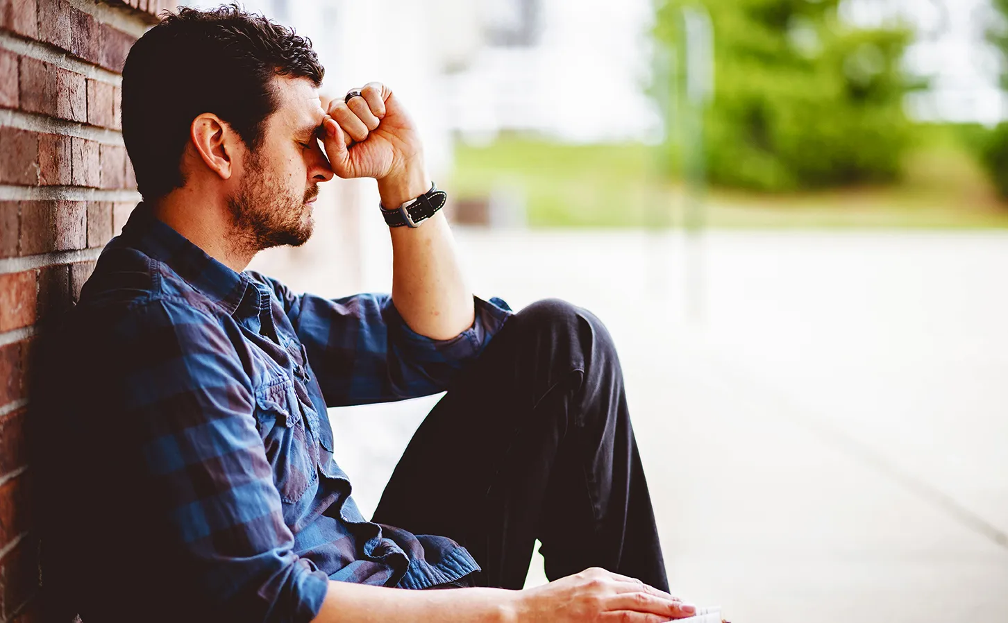 ilustrasi pria menyesali diri