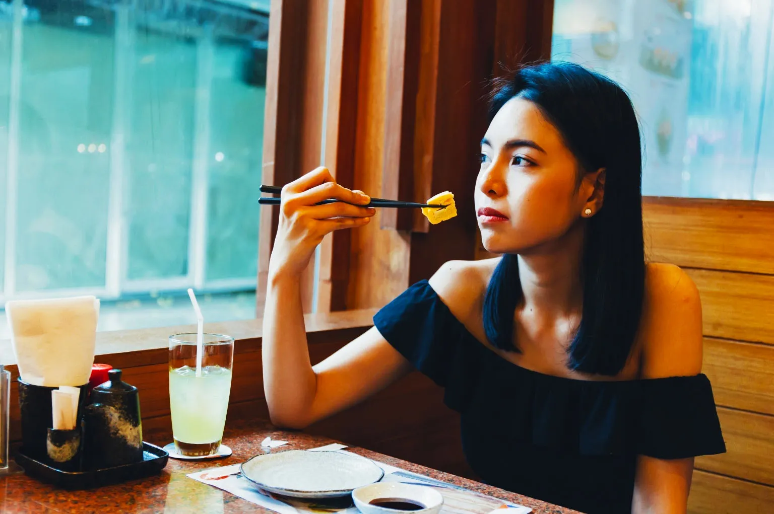 makan di cafe sendirian