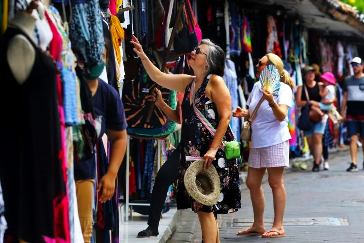 ilustrasi wisatawan belanja oleh oleh