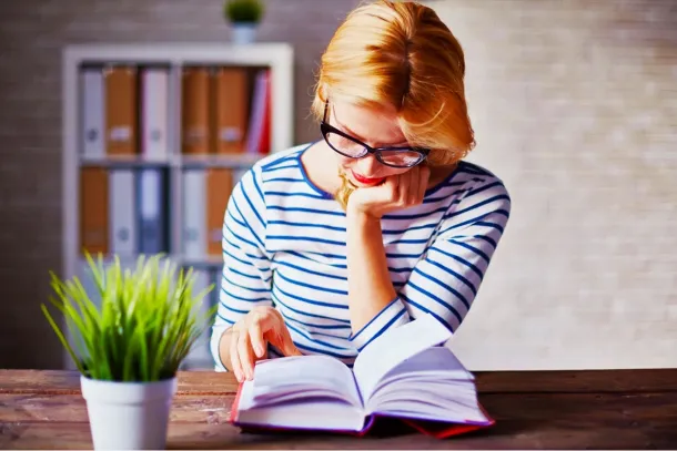 Ilustrasi Perempuan Membaca Buku