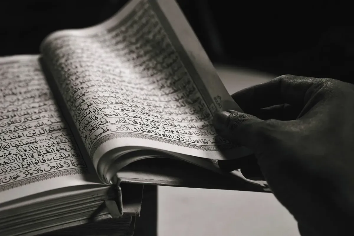 Ilustrasi Orangtua Membaca Quran Sendirian