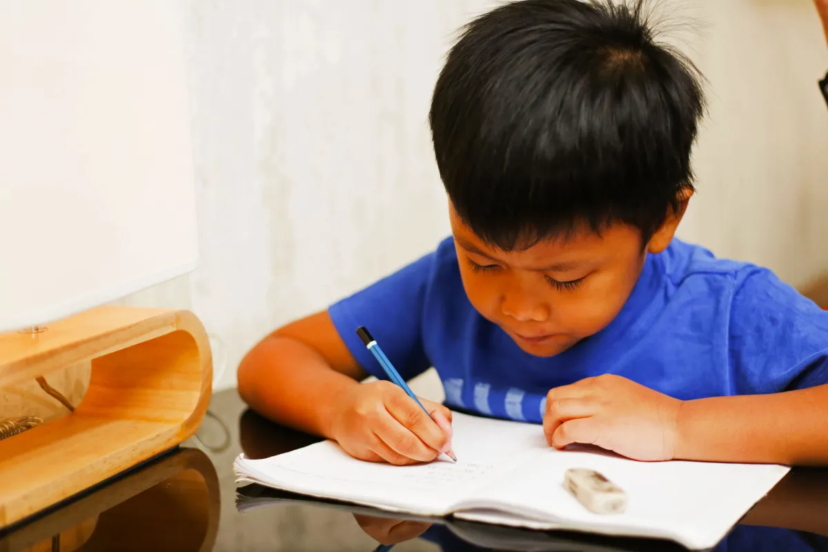 Ilustrasi Anak Kecil Yang Belajar Menulis di Atas Kertas