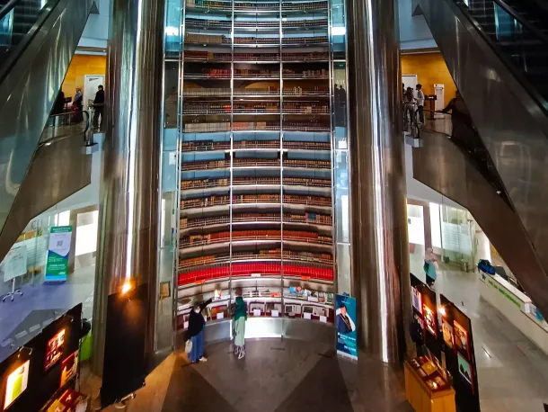 Interior Perpustakaan Nasional RI&mdash;ruang baca yang tenang untuk fokus 20 menit.