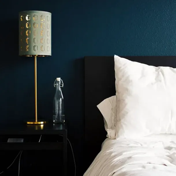 ambience minimalis dengan lampu meja & ranjang