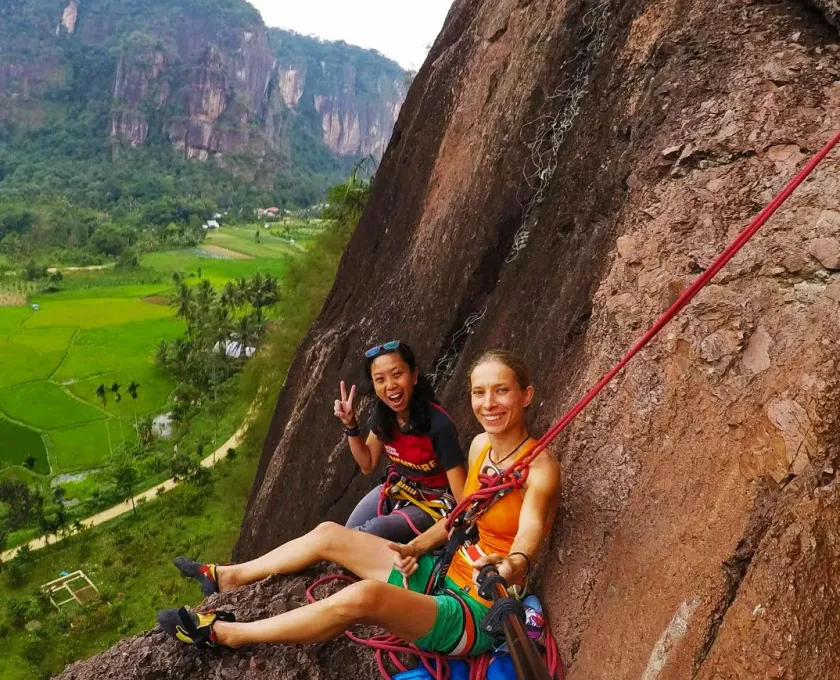 Ilustrasi Panjat Tebing di Lembah Harau, Sumatera Barat