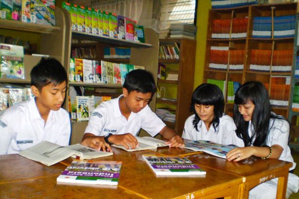 Ilustrasi Anak SD Membaca Buku