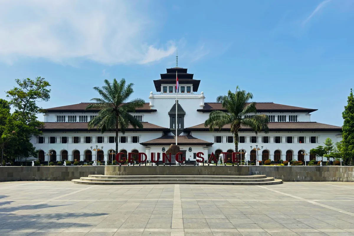 Gedung Sate Bandung dengan halaman hijau di pagi hari