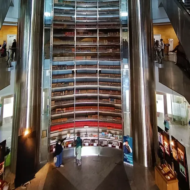 Interior Perpustakaan Nasional RI—ruang baca yang tenang untuk fokus 20 menit.