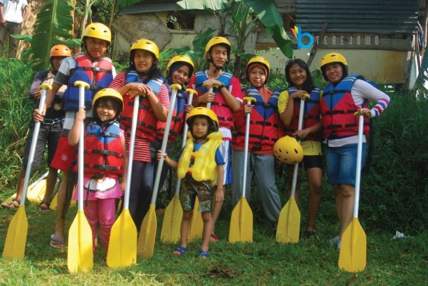 Ilustrasi Kegiatan Rafting di Sungai Kalibaru