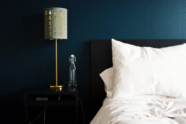 ambience minimalis dengan lampu meja & ranjang