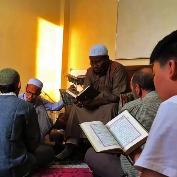 Ilustrasi Pemuda Membaca Quran