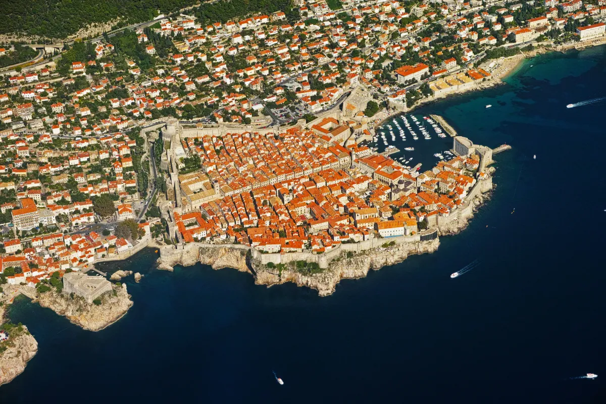 Panorama kota tua Dubrovnik dan tembok kota