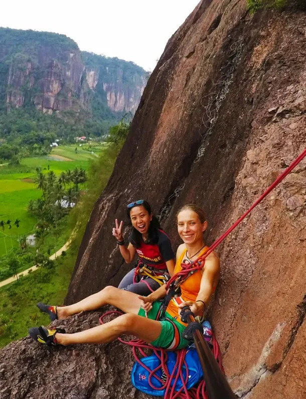 Ilustrasi Panjat Tebing di Lembah Harau, Sumatera Barat