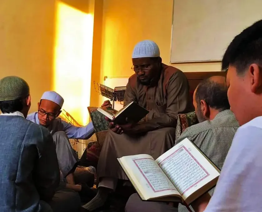 Ilustrasi Pemuda Membaca Quran