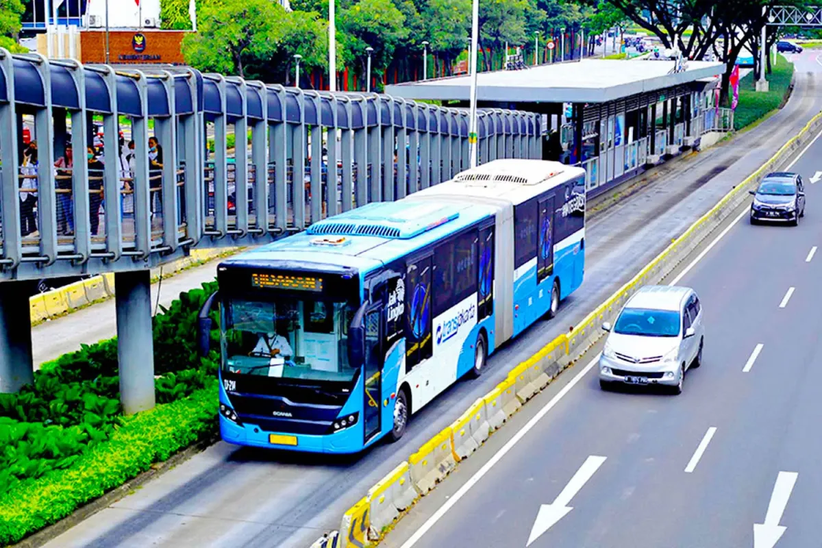 Bus Transjakarta melintas di jalan pusat kota Jakarta