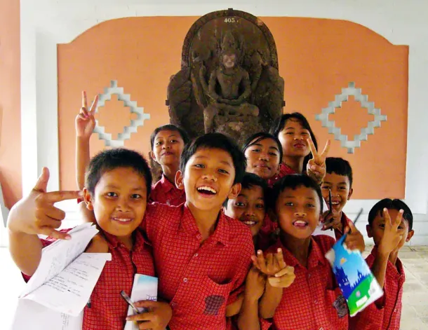 Siswa SD Indonesia belajar di museum bersama guru saat study tour