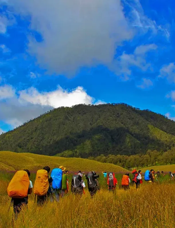 Ilustrasi Hiking di Pegunungan